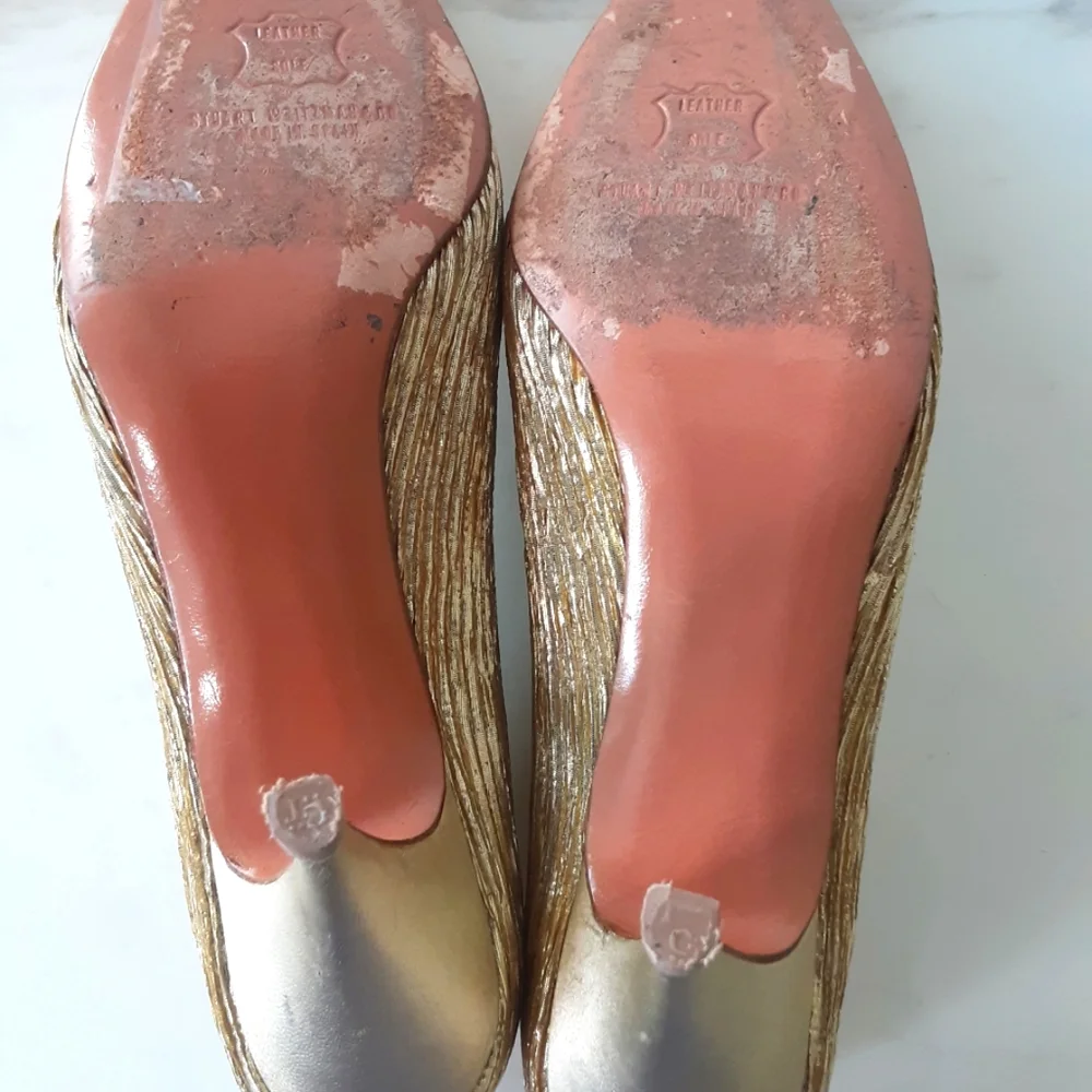 STUART WEITZMAN for MR SEYMOUR GOLD METALLIC FABRIC PUMPS 7W - Picture 6 of 7